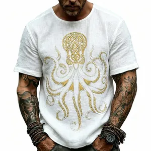 Dettaglio ravvicinato t-shirt uomo bianca in lino con stampa polpo in lamina d'oro