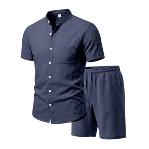 Detailansicht des dunkelblauen Leinen-Henley-Hemdes und der Shorts mit Texturdetails