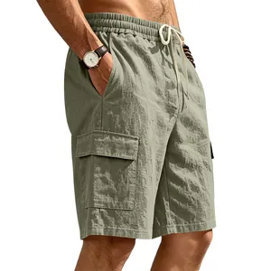 Detalle de pantalones cortos cargo de lino para hombre en color verde oliva con bolsillos.