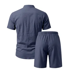 Rückansicht des dunkelblauen, atmungsaktiven Leinen-Kurzarmhemdes und Shorts-Sets für Herren