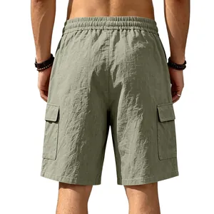 Vista posterior detallada de los pantalones cortos cargo de lino para hombre verde