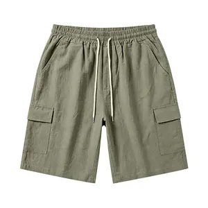 Vista frontal detallada de los pantalones cortos cargo de lino y algodón verde oliva