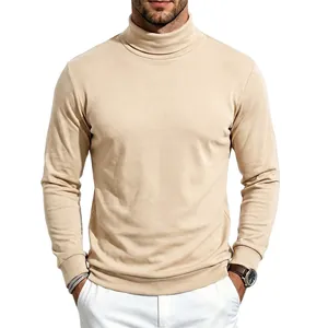 Vista detallada de una sudadera beige de cuello alto para hombre en tejido polar