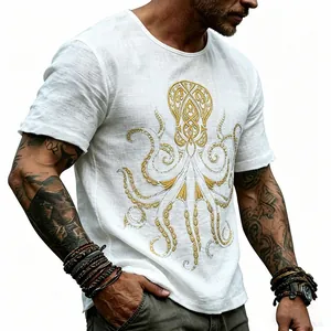 Dettaglio della t-shirt da uomo in lino bianco con stampa dorata a forma di polpo