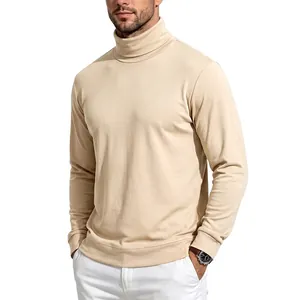 Vista detallada de camiseta de cuello alto beige para hombre con diseño ajustado