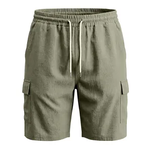 Vista frontal de los pantalones cortos cargo de lino verde oliva con cordón y bolsillos
