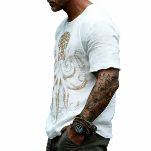 Dettaglio laterale di t-shirt da uomo bianca effetto lino con stampa polpo oro.