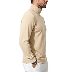 Vista lateral de una camiseta térmica de manga larga con cuello alto beige para hombre