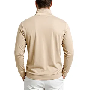 Vista trasera de una sudadera beige de cuello alto para hombre para invierno