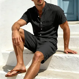 Nahaufnahme eines Mannes im atmungsaktiven schwarzen Leinen-Henley-Set aus Hemd und Shorts.