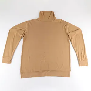 Vista plana de una camiseta térmica de cuello alto y manga larga para hombre en color camel.
