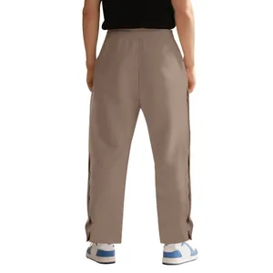Vue détaillée de dos du pantalon de jogging hip-hop pour homme avec boutons-pression.