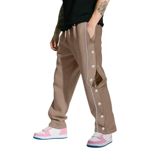 Vue latérale détaillée du pantalon de basket à boutons-pression hip-hop marron pour hommes