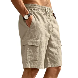Vista detallada de pantalones cortos cargo de lino caqui transpirables para hombre.