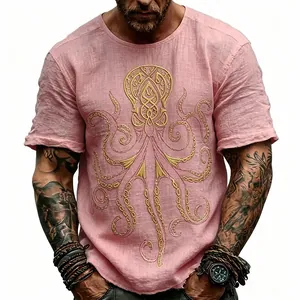Dettaglio della maglietta da uomo rosa effetto lino con una stampa di polpo dorato.
