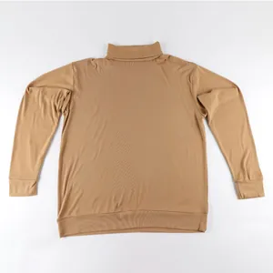 Vista plana de una sudadera de cuello alto para hombre color camello, textura de tela
