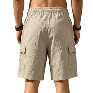 Vista trasera detallada de pantalones cortos cargo de lino y algodón para hombre caqui