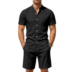 Detailansicht des schwarzen, atmungsaktiven Leinen-Henley-Hemdes und der Shorts für Herren