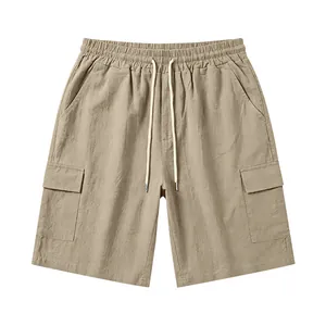Vista frontal de pantalones cortos tipo cargo de lino para hombre en color caqui