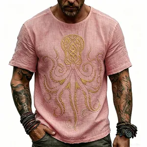 Dettaglio della t-shirt da uomo rosa effetto lino con stampa grafica polpo dorato