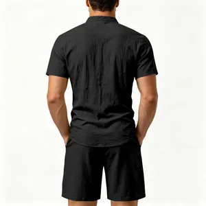 Rückansicht eines bequemen, lässigen schwarzen Leinen-Hemdes und Shorts-Sets für Herren