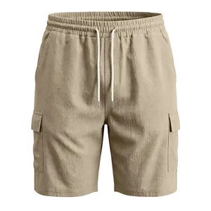Vista detallada de pantalones cortos cargo para hombre en caqui con cordón ajustable