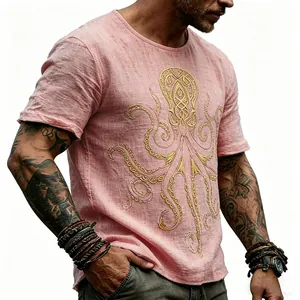 Vista dettagliata della t-shirt rosa in finto lino con stampa polpo dorata da uomo trendy.