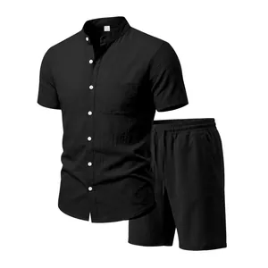 Detailansicht des schwarzen Leinen-Henley-Hemdes und der Shorts für Herren.