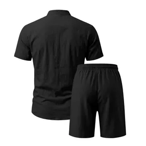 Rückansicht eines schwarzen Leinen-Freizeitsets für Herren mit Hemd und Shorts im Loose-Fit.