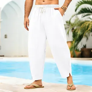 Détail du pantalon large blanc pour homme avec un ourlet fendu et une taille à cordon