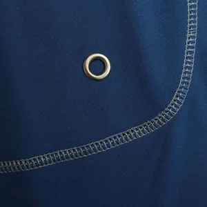 Dettaglio del tessuto sportivo blu navy ad asciugatura rapida con occhiello dorato e cuciture