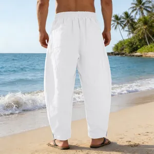 Vue arrière de pantalon hip-hop homme d'été large avec coutures incurvées sur plage