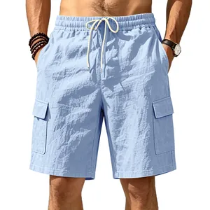 Vista frontal de pantalones cortos cargo de lino azul claro para hombre con cordón y bolsillos