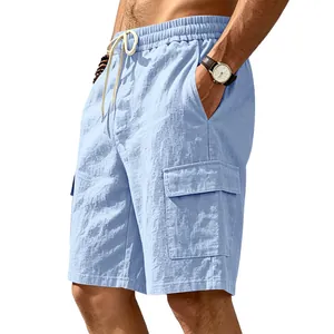 Detalle de cerca de los pantalones cortos cargo de lino azul claro con cordón ajustable