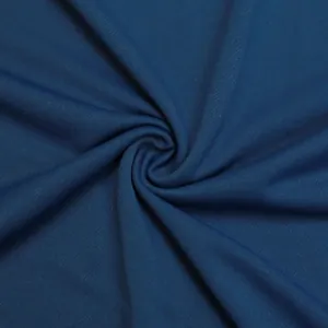 Vista macro ravvicinata della trama fine del tessuto sportivo blu ad asciugatura rapida