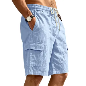Vista detallada de pantalones cortos cargo de lino azul claro para hombre con cordón.
