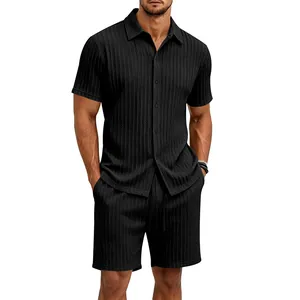 Détail de l'ensemble chemise boutonnée et short noir à mailles torsadées pour hommes