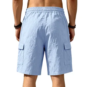 Vista posterior de pantalones cortos cargo de lino azul claro con cintura elástica