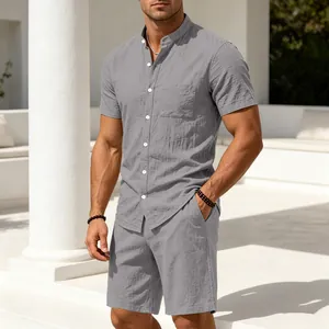 Detailansicht der Textur von grauem Leinen-Henley-Hemd und Shorts für Herren