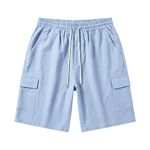 Primer plano de pantalones cortos cargo de lino y algodón azul claro con cordón