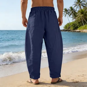 Vue arrière d'un pantalon sarouel bleu marine pour homme sur une plage ensoleillée