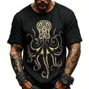 Dettaglio della t-shirt da uomo nera fiammata con stampa tribale polpo oro