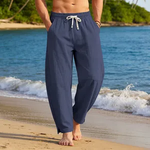 Vue détaillée du pantalon décontracté bleu marine pour homme avec fente latérale.