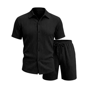 Vue détaillée de la texture en tricot jacquard noir de cet ensemble chemise et short d'été