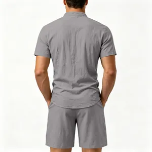 Rückansicht eines grauen, lässigen Herren-Sets aus Leinenhemd und passender Shorts.