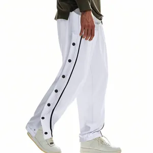 Détail de vue latérale du pantalon de jogging blanc hip-hop à boutons-pression.