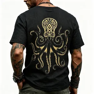 Vista posteriore di una t-shirt nera da uomo con una grande stampa dorata di polpo.