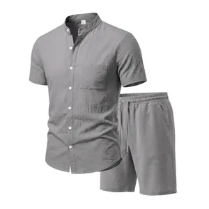 Herren-Set aus grauem Leinen mit Kurzarm-Henley-Shirt und passenden Shorts für den Sommer
