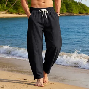 Détail du pantalon large d'été pour hommes avec cordon de serrage et design patchwork