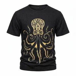 Dettaglio ravvicinato della t-shirt fiammata nera con intricata stampa dorata di polpo in lamina